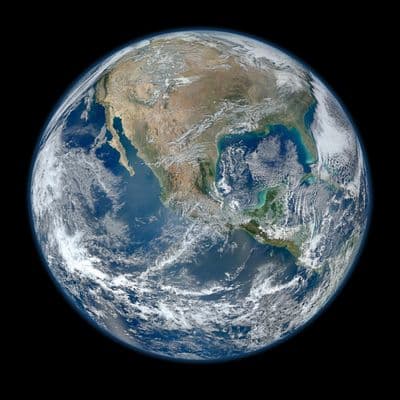 Země viděná z vesmíru — „Blue Marble" 2012 (NASA/GSFC).