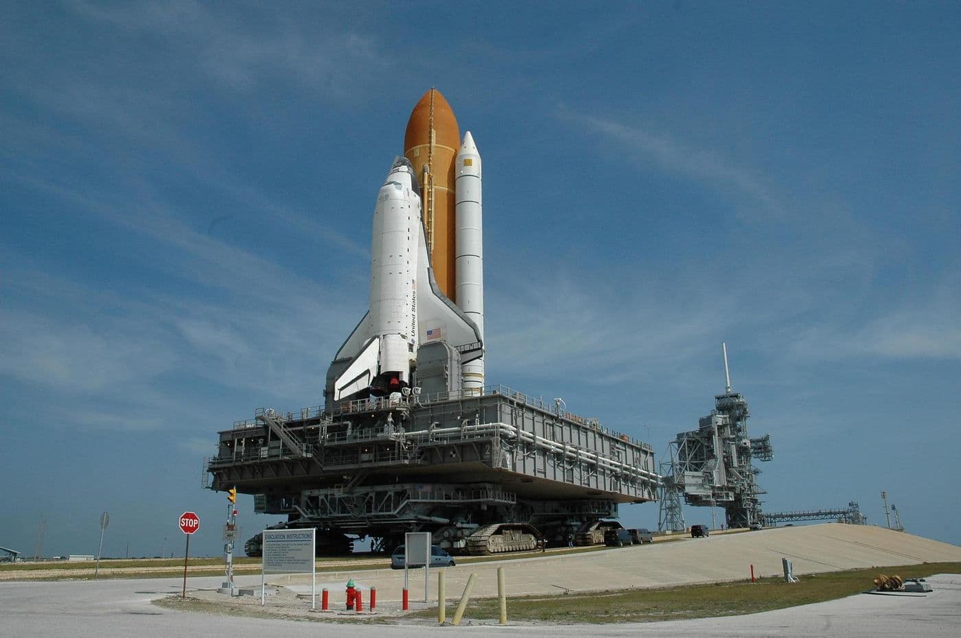 Kompletní sestava raketoplánu (orbiter, rezavě zbarvená vnější nádrž a dva pomocné motory na tuhé palivo) na cestě k rampě.