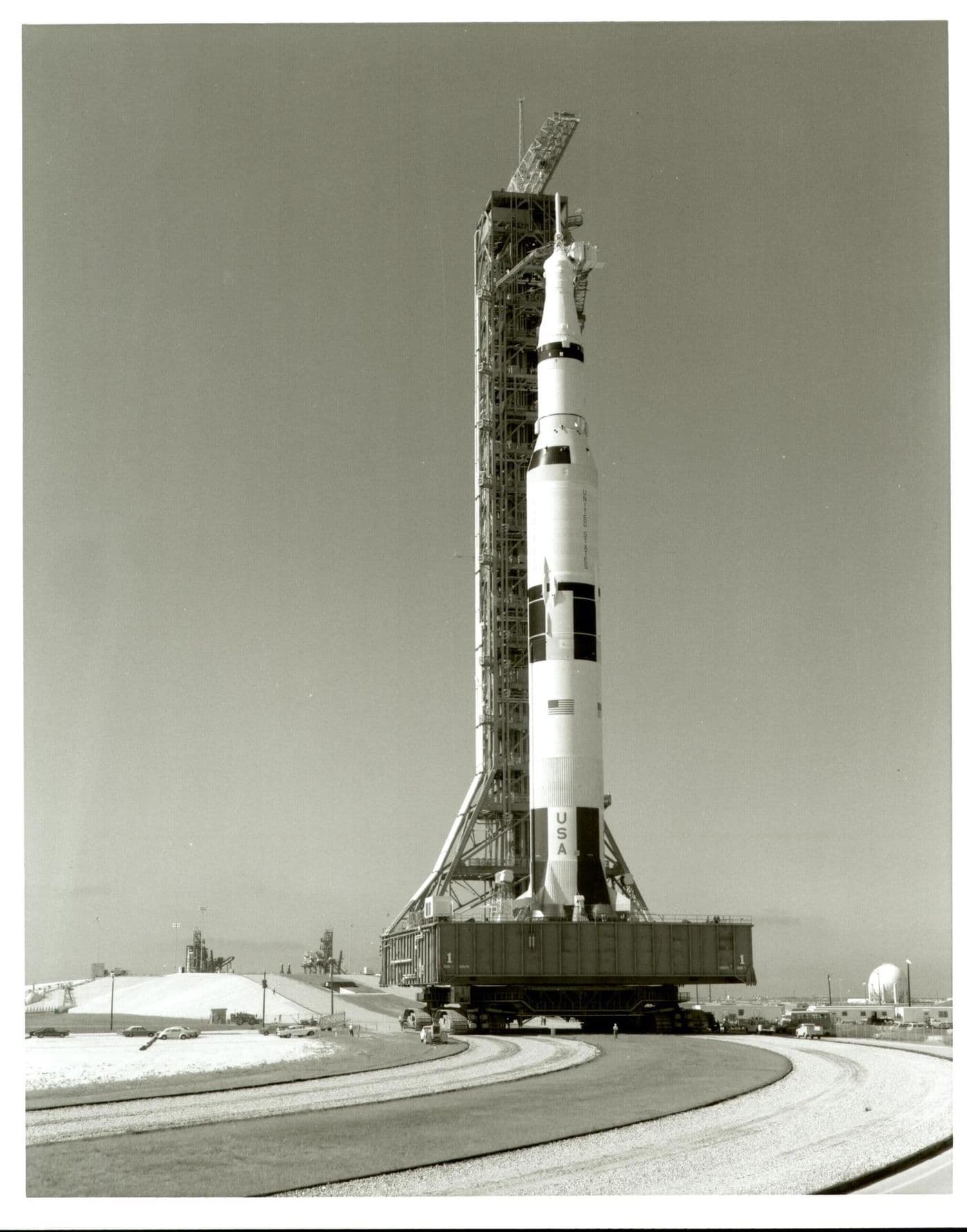 Rollout rakety Saturn V z montážní budovy VAB na startovací rampu (NASA).