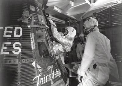 John Glenn nastupuje do kapsle Friendship 7, na trupu čitelný nápis „Friendship 7" (NASA).