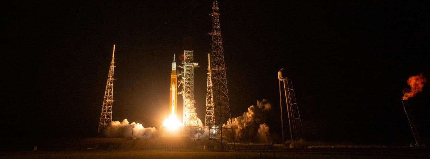 Start rakety SLS s lodí Orion při misi Artemis I (NASA).