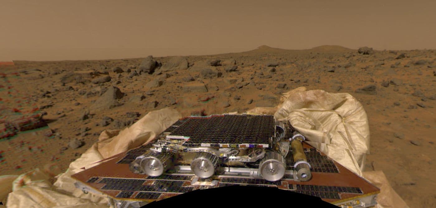 Marsovské vozítko Sojourner a terén v okolí landeru Mars Pathfinder (NASA/JPL).