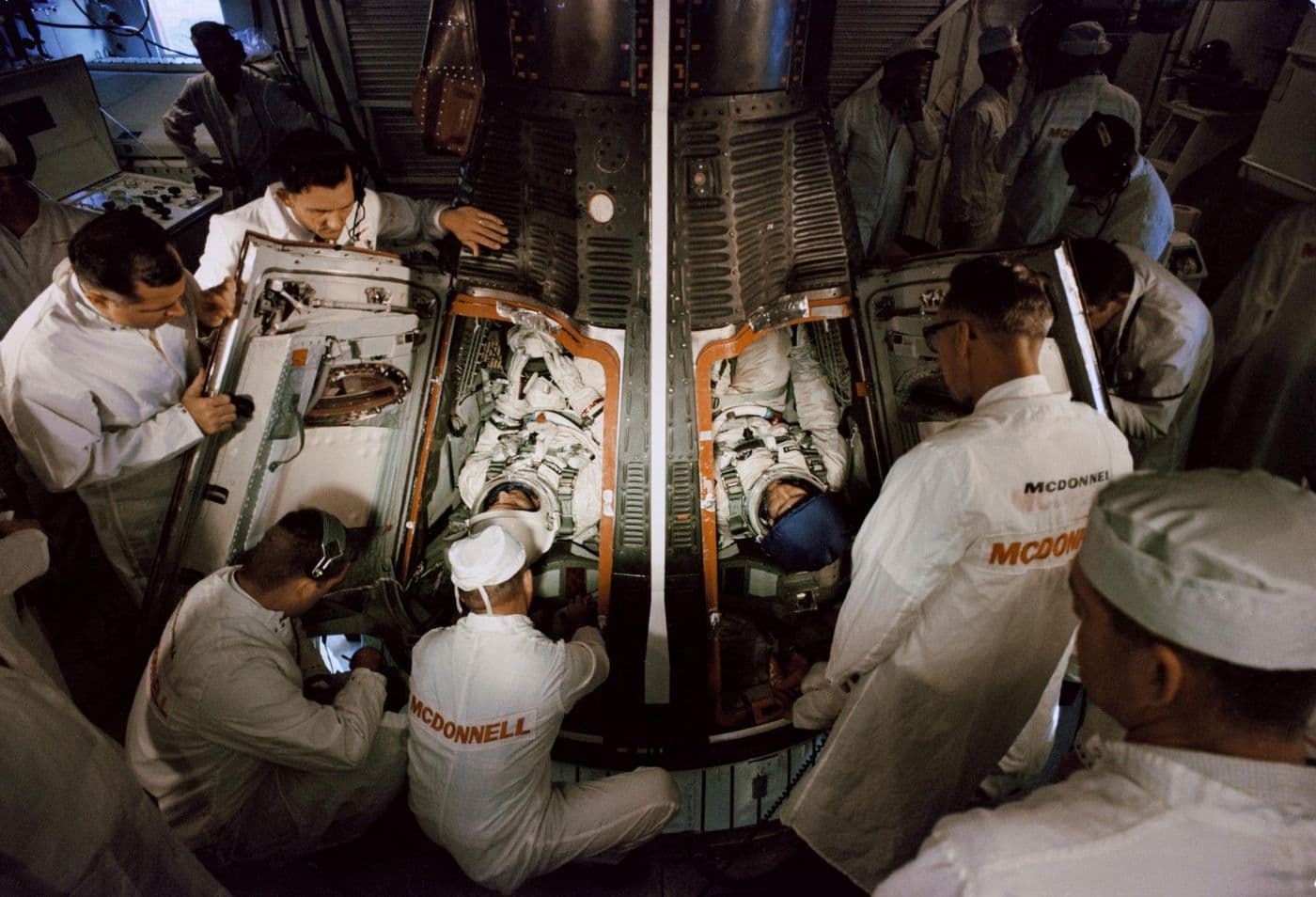 McDivitt a White nastupují do kapsle Gemini 4, technici McDonnell u poklopů (NASA).