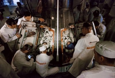 McDivitt a White nastupují do kapsle Gemini 4, technici McDonnell u poklopů (NASA).