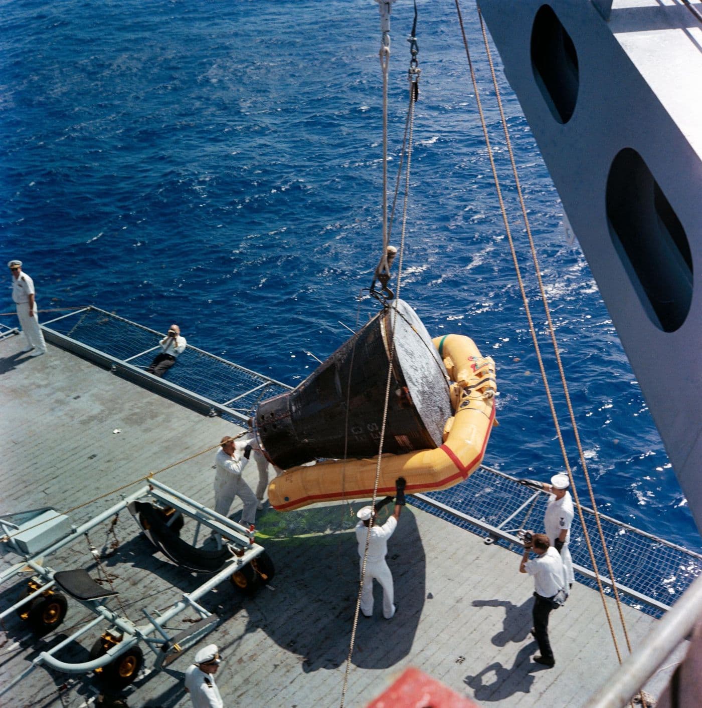 Kapsle Gemini 4 se vytahuje jeřábem na palubu letadlové lodi USS Wasp (NASA).