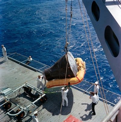 Kapsle Gemini 4 se vytahuje jeřábem na palubu letadlové lodi USS Wasp (NASA).