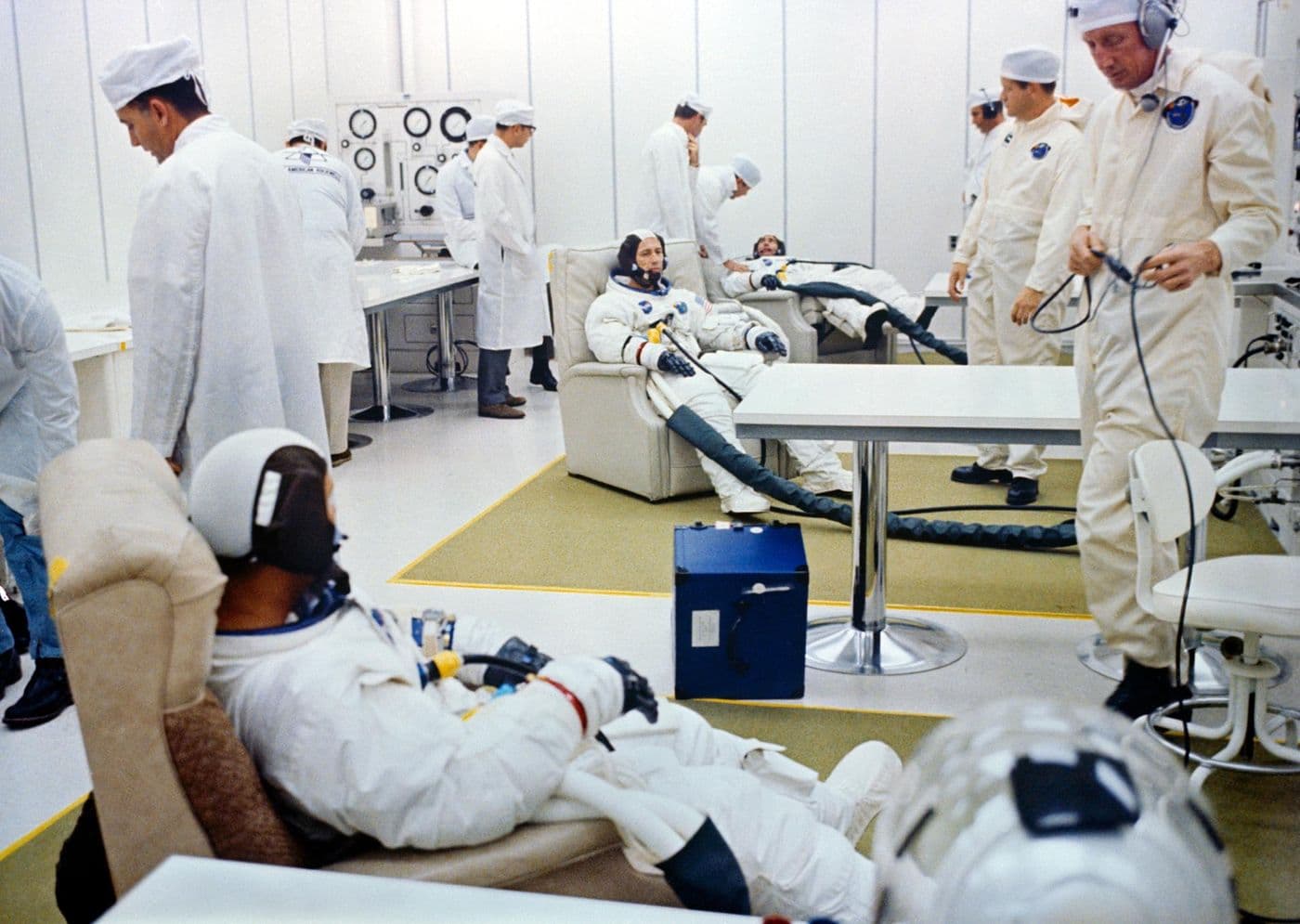 Posádka Apolla 7 se obléká do skafandrů před startem (NASA).