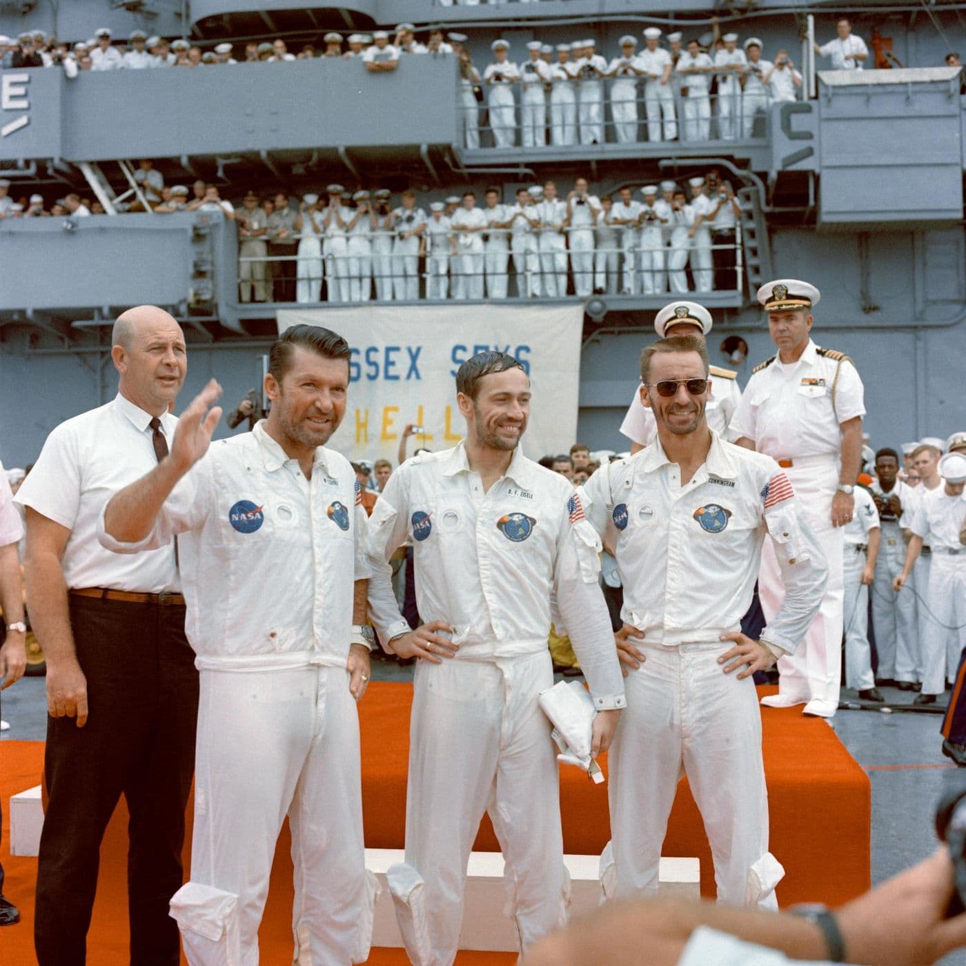 Posádka Apolla 7 (Schirra, Eisele, Cunningham) po přistání na palubě letadlové lodi USS Essex (NASA).