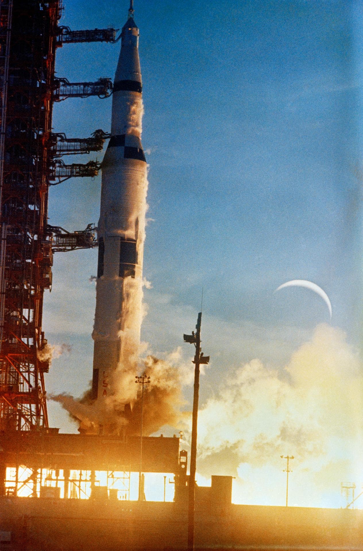 Předsvitový start rakety Saturn V s Apollem 8 — v pozadí srpek Měsíce, 21. prosince 1968 (NASA).