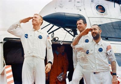 Posádka Apolla 9 zdraví po přistání na palubě USS Guadalcanal (NASA).