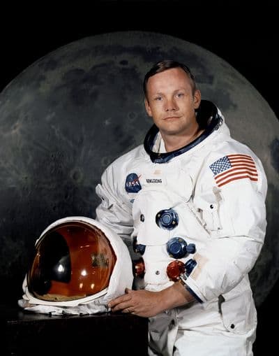 Oficiální portrét Neila Armstronga (NASA).
