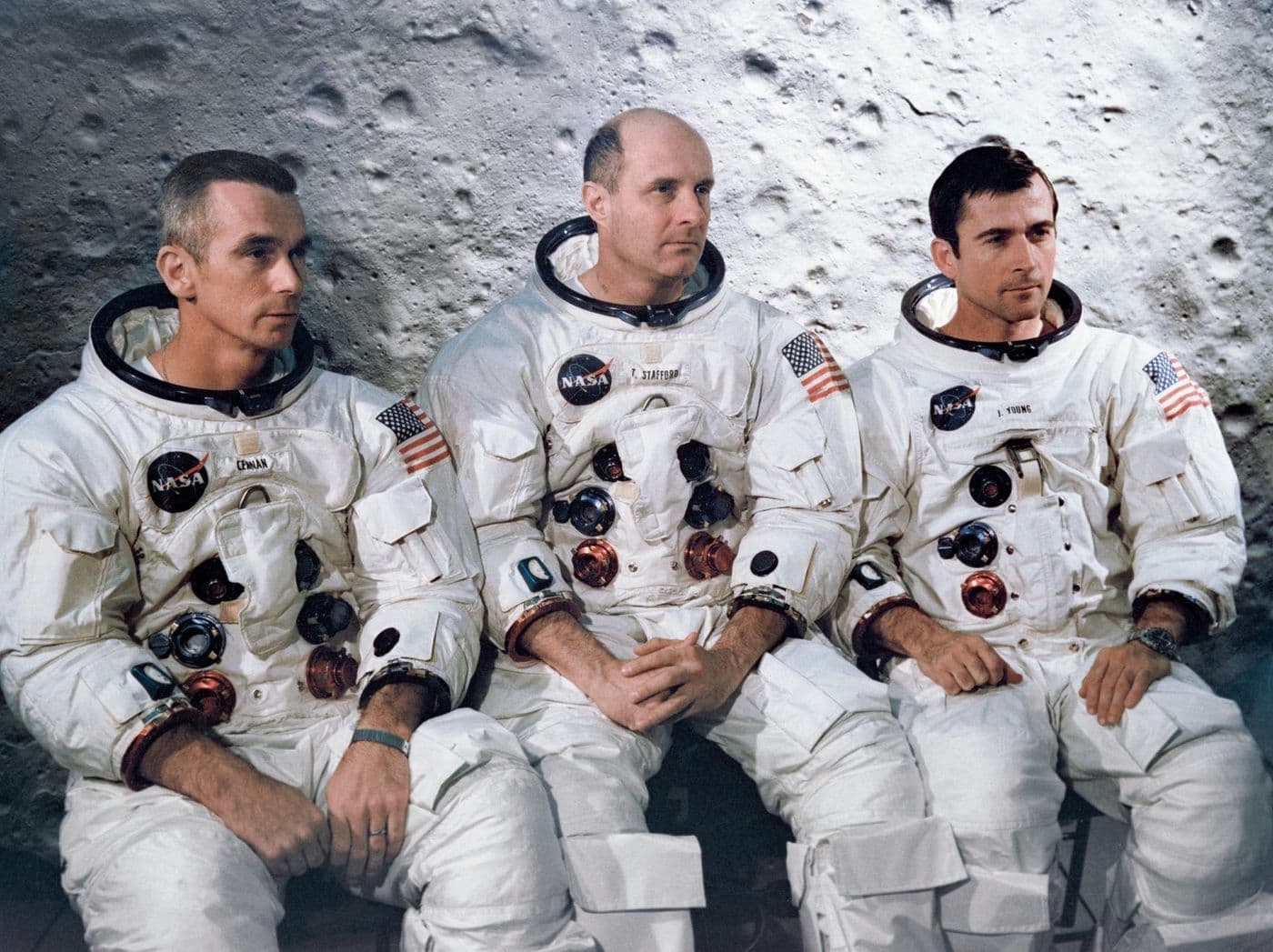 Posádka Apolla 10 (Cernan, Stafford, Young) na pozadí makety měsíčního povrchu (NASA).
