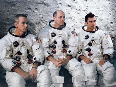 Posádka Apolla 10 (Cernan, Stafford, Young) na pozadí makety měsíčního povrchu (NASA).
