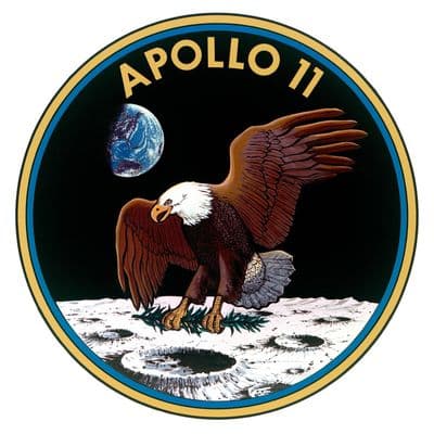 Kruhový znak (patch) mise Apollo 11 — orlice přistávající na Měsíci.