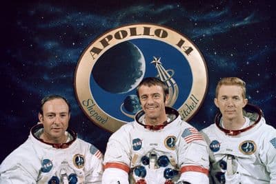 Posádka Apolla 14 (Mitchell, Shepard, Roosa) na pozadí znaku mise (NASA).