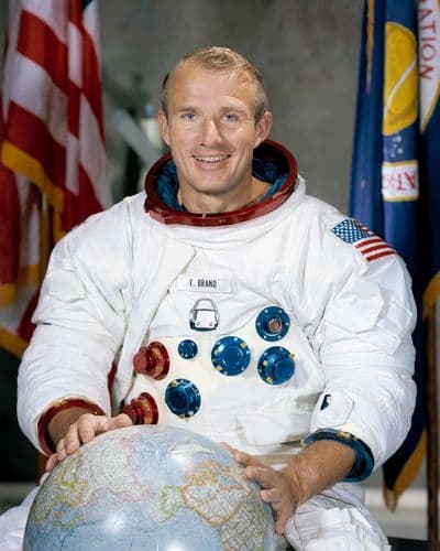 Portrét astronauta Vance Branda ve skafandru.