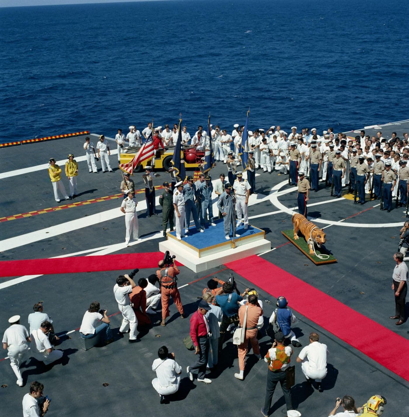 Uvítací ceremoniál pro posádku Apolla 16 na palubě USS Ticonderoga (NASA).