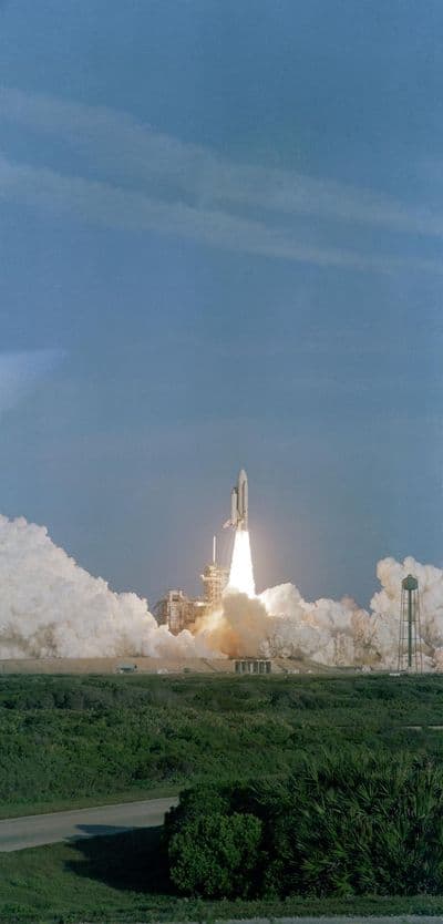 Start raketoplánu Columbia při misi STS-1, 12. dubna 1981 — první orbitální let raketoplánu.
