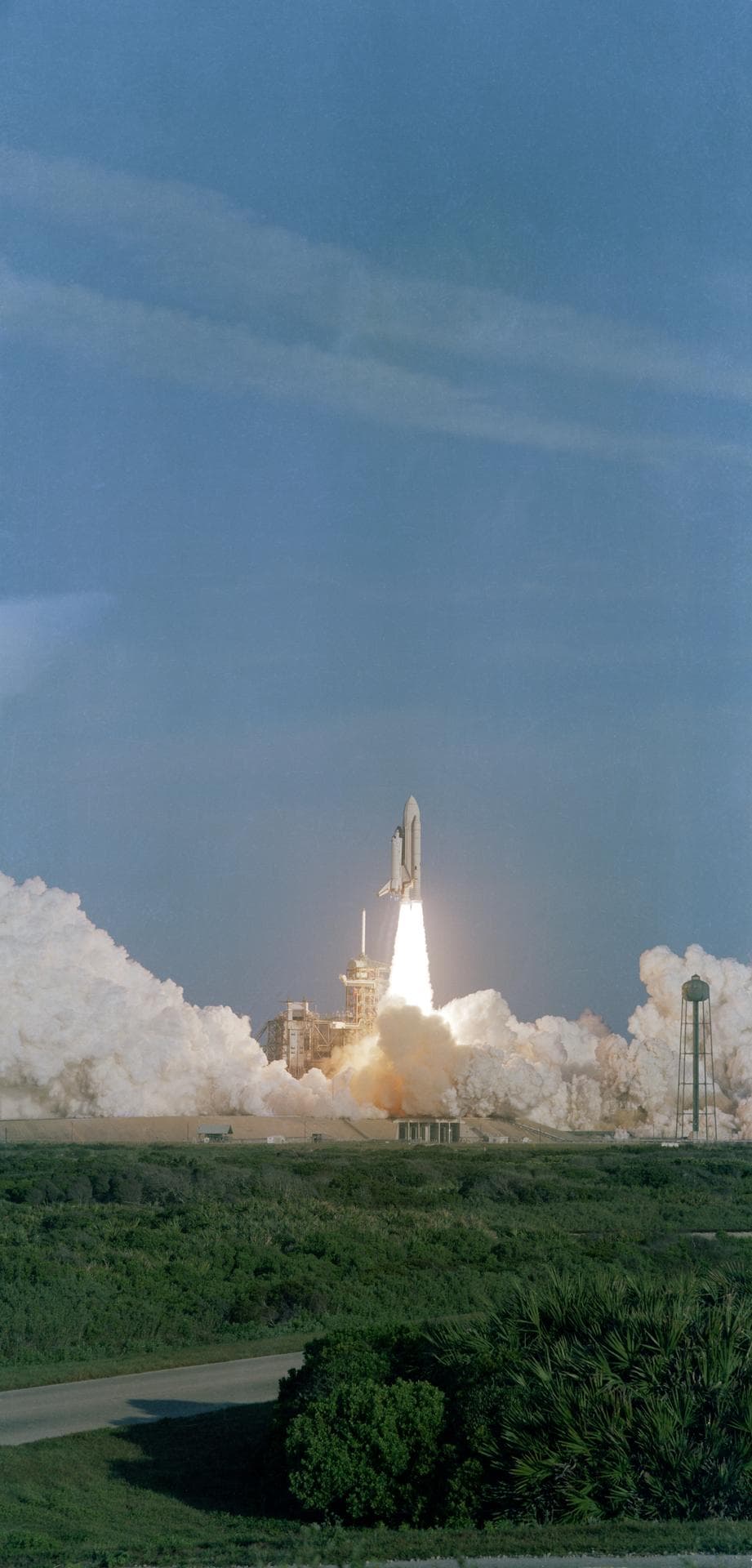 Start raketoplánu Columbia při misi STS-1, 12. dubna 1981 — první orbitální let raketoplánu.