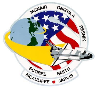 Oficiální znak (patch) mise STS-51-L se jmény sedmičlenné posádky.