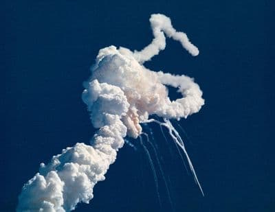 Kouřová stopa po roztržení raketoplánu Challenger 73 sekund po startu.