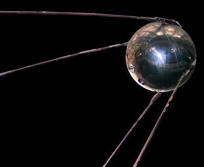 Replika družice Sputnik 1 (NASA, public domain).