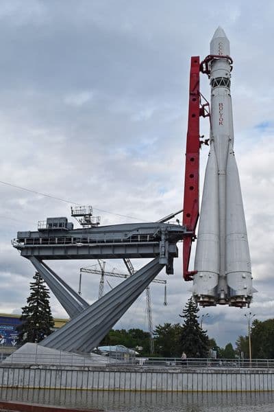 Raketa R-7 (Vostok) na startu.