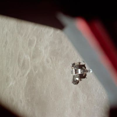 Vzletový stupeň lunárního modulu Apollo 10 z velitelského modulu.