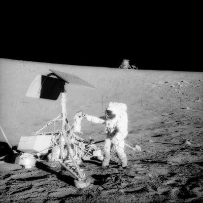 Alan Bean u sondy Surveyor 3 s modulem Intrepid v pozadí.