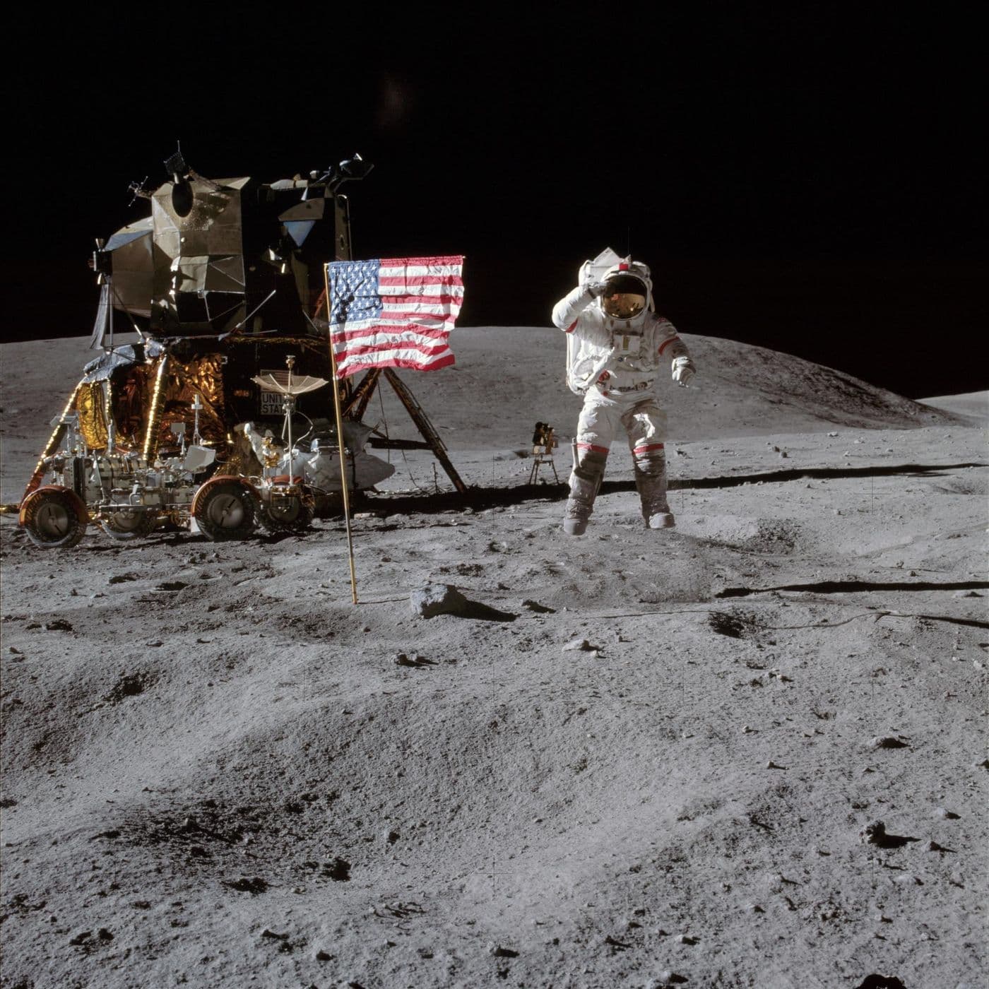 John Young salutuje u vlajky, Apollo 16.