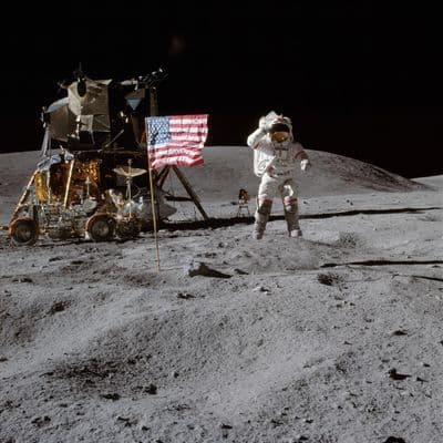 John Young salutuje u vlajky, Apollo 16.