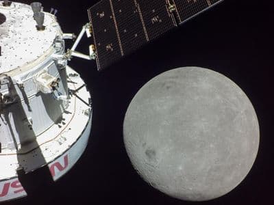 Orion při přiblížení k Měsíci během Artemis I (NASA).