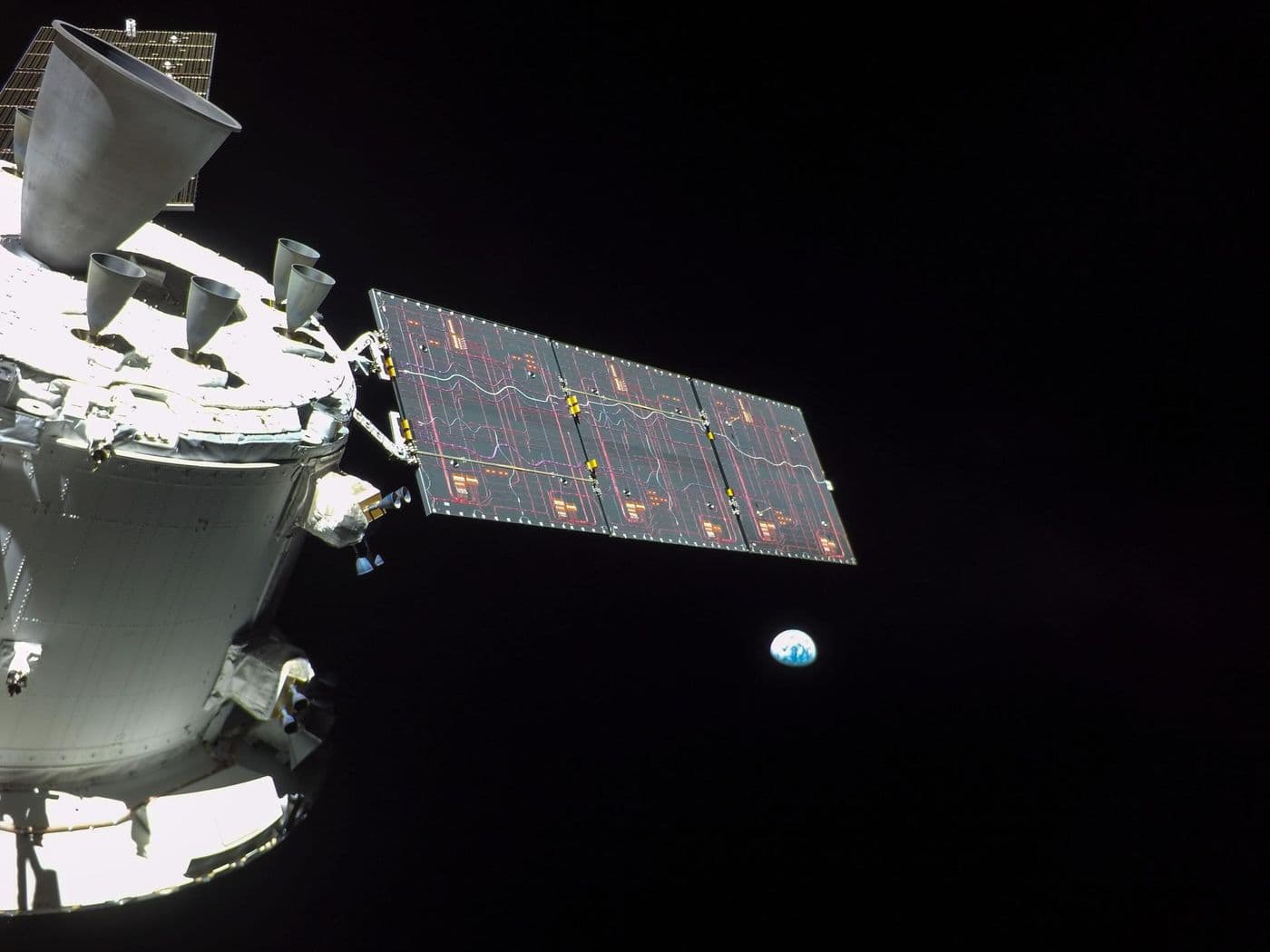 Orion, Země a Měsíc v jednom záběru během letu (NASA).