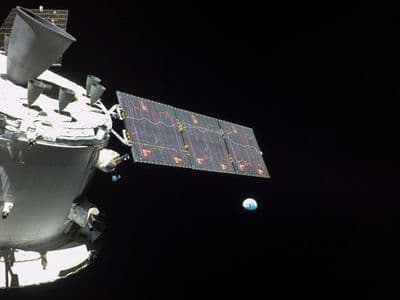 Orion, Země a Měsíc v jednom záběru během letu (NASA).