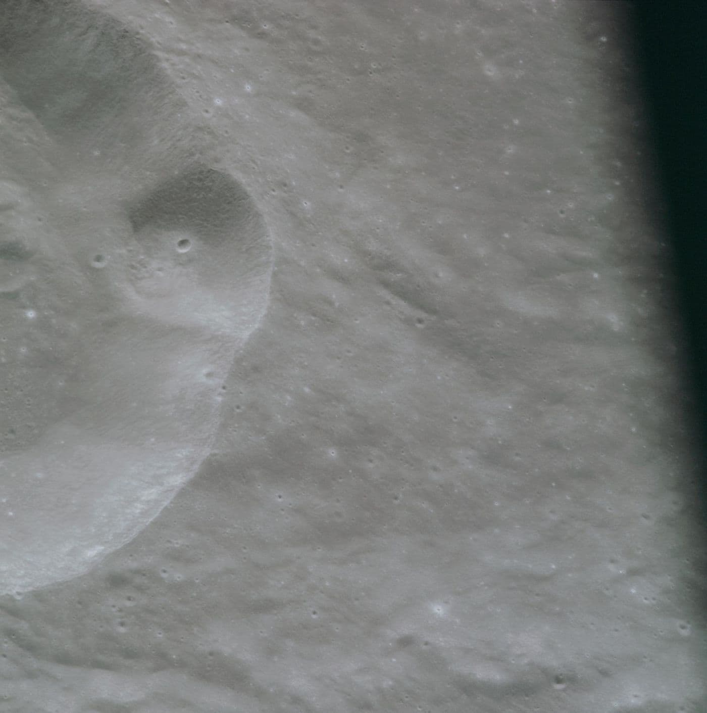 Kráter na odvrácené straně Měsíce vyfotografovaný z Apolla 8 (NASA).