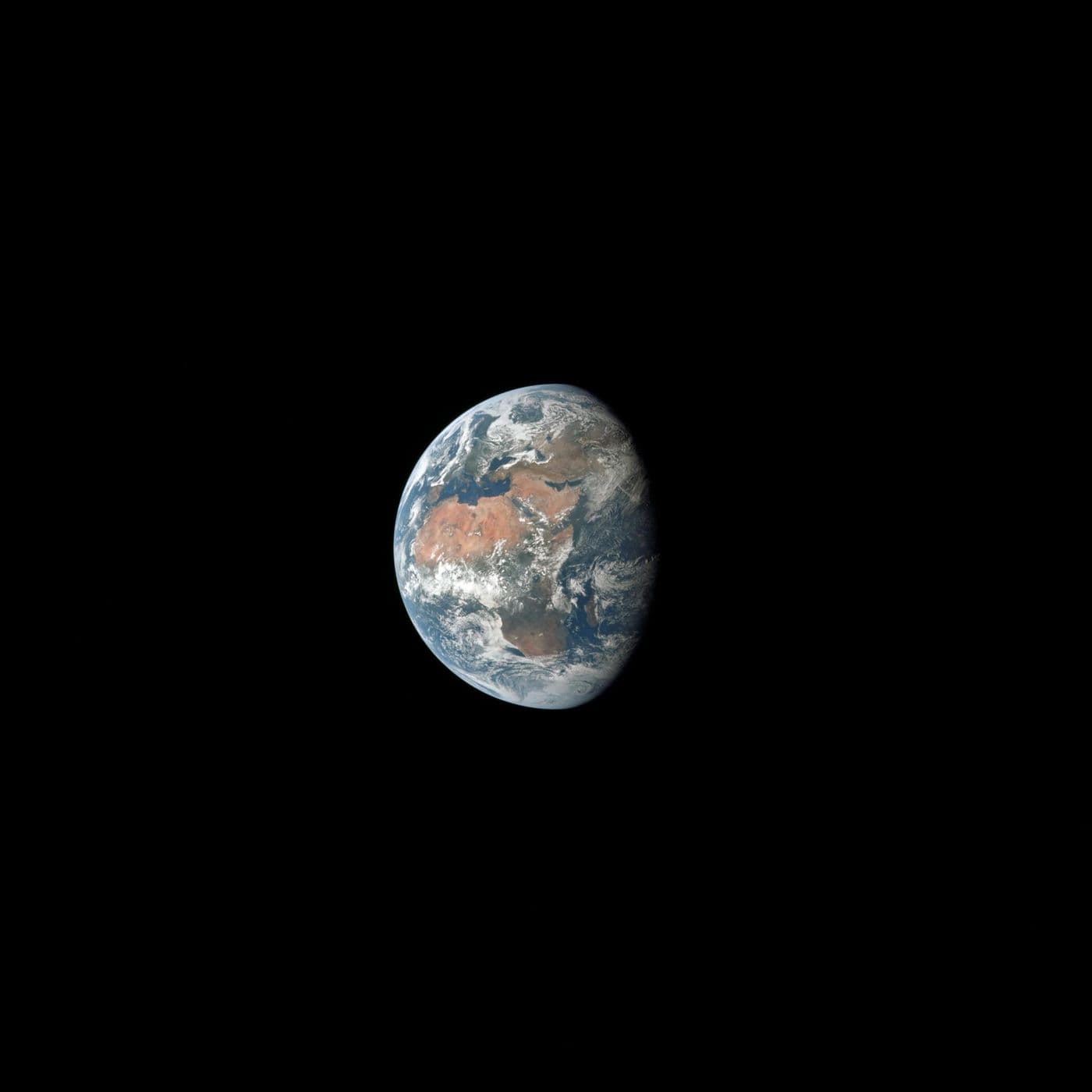 Zmenšující se Země při cestě Apolla 11 k Měsíci (NASA AS11-36-5355).