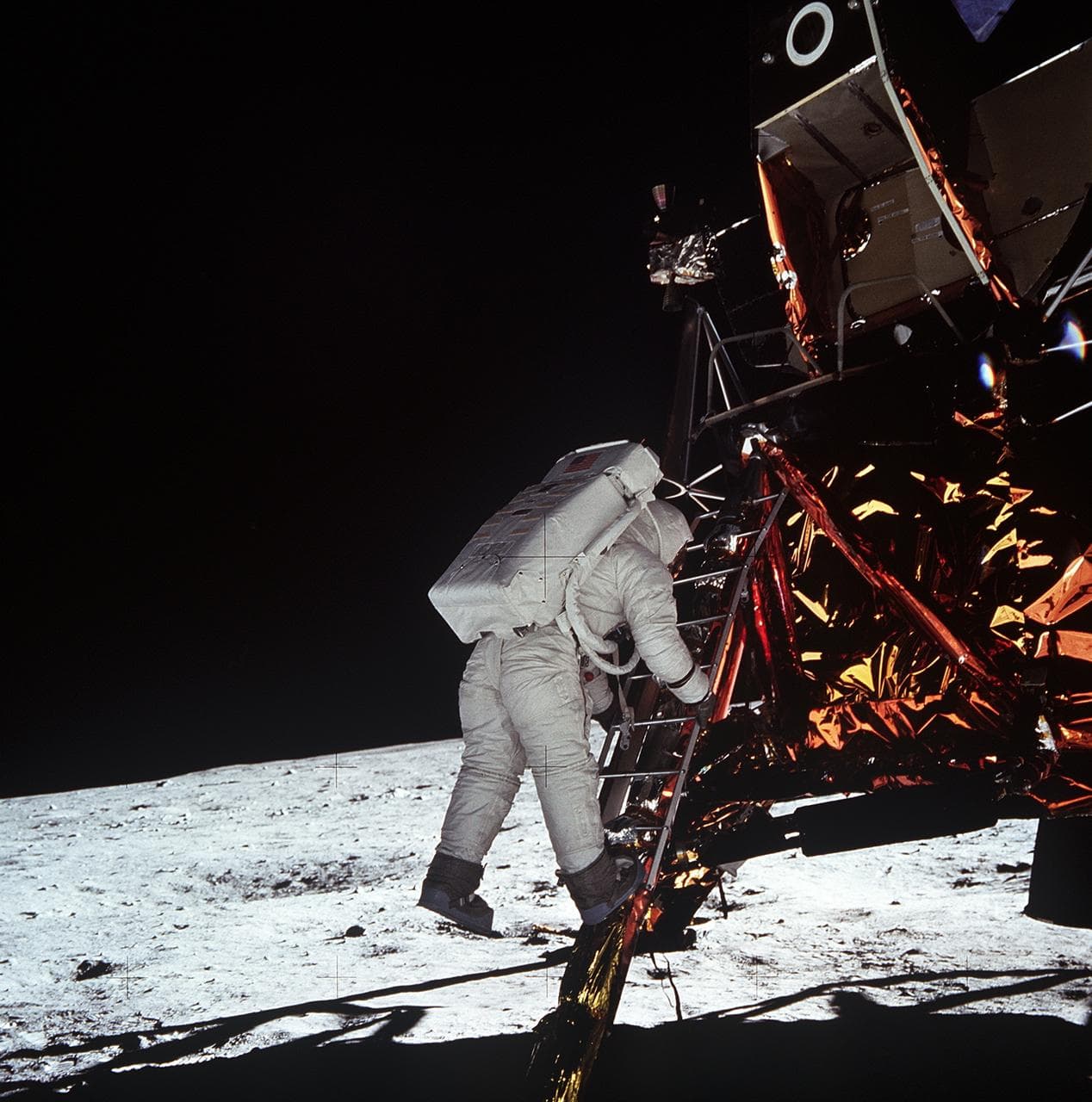 Buzz Aldrin opouští lunární modul Eagle (AS11-40-5868).