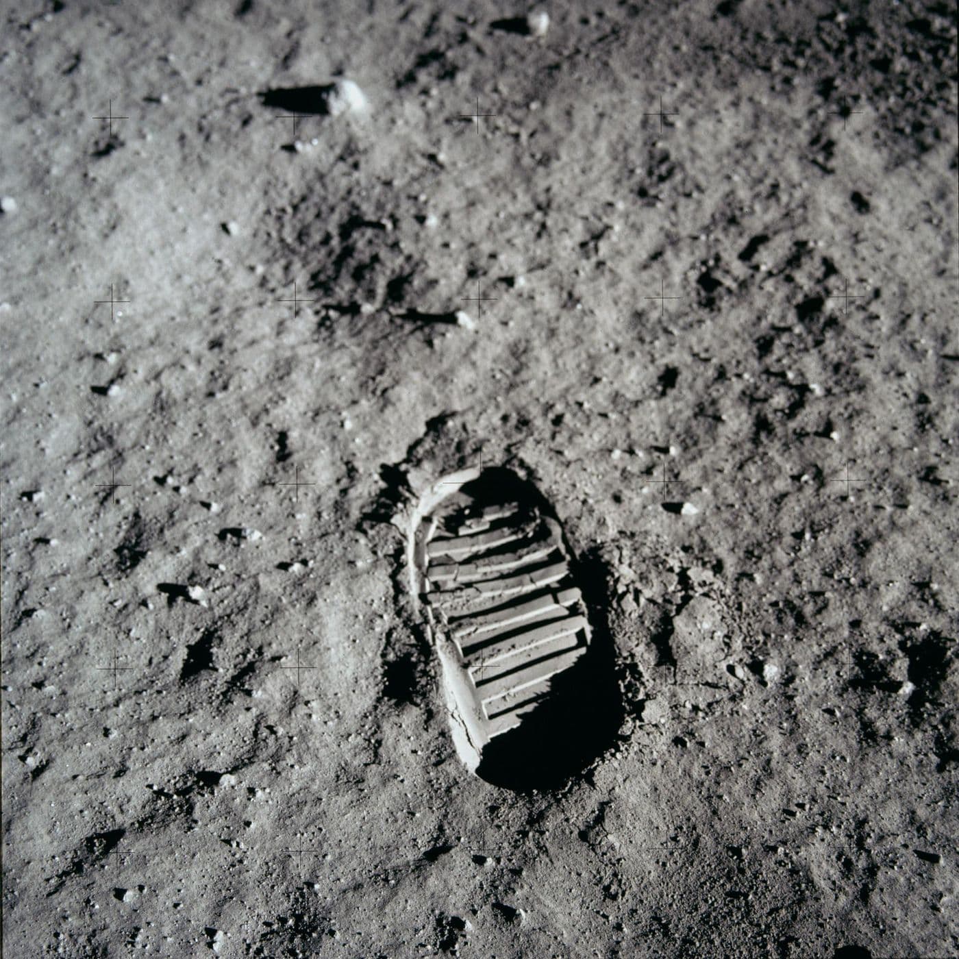 Otisk boty v měsíčním regolitu (AS11-40-5877).