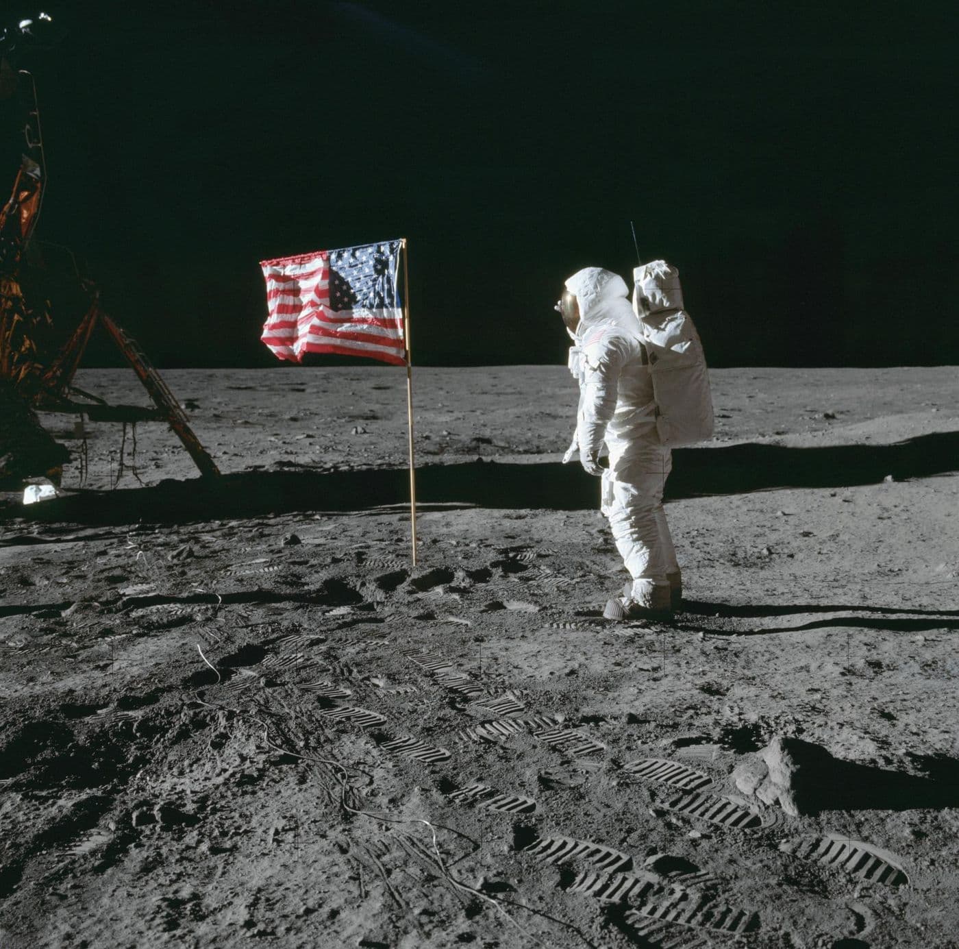 Buzz Aldrin salutuje u vlajky USA (AS11-40-5874).