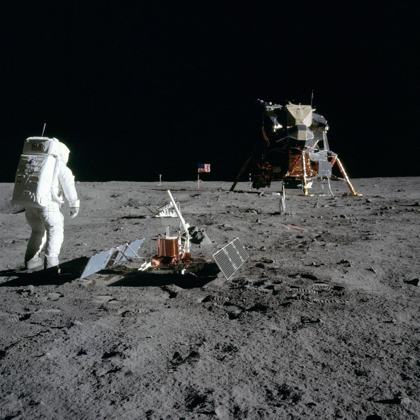 Buzz Aldrin u pasivního seismometru PSEP (NASA AS11-40-5948).