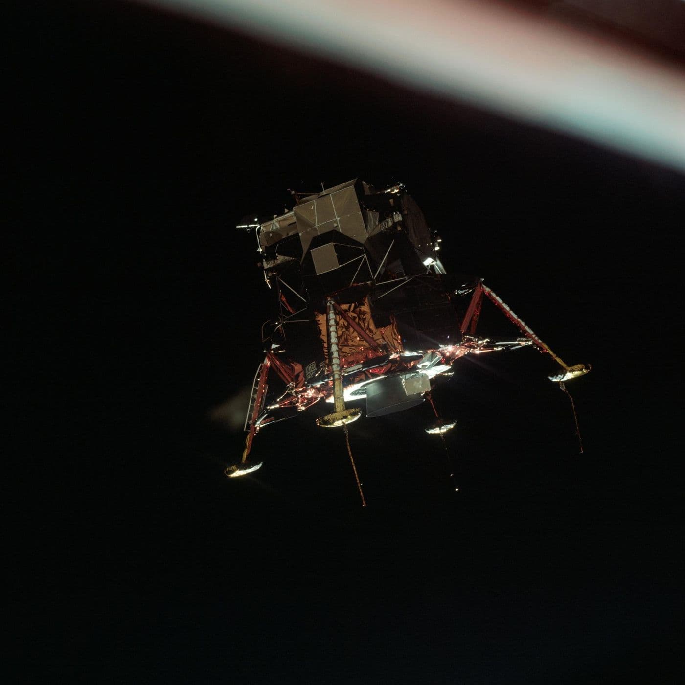 Lunární modul Eagle po oddělení, pohled z Columbie (NASA AS11-44-6581).