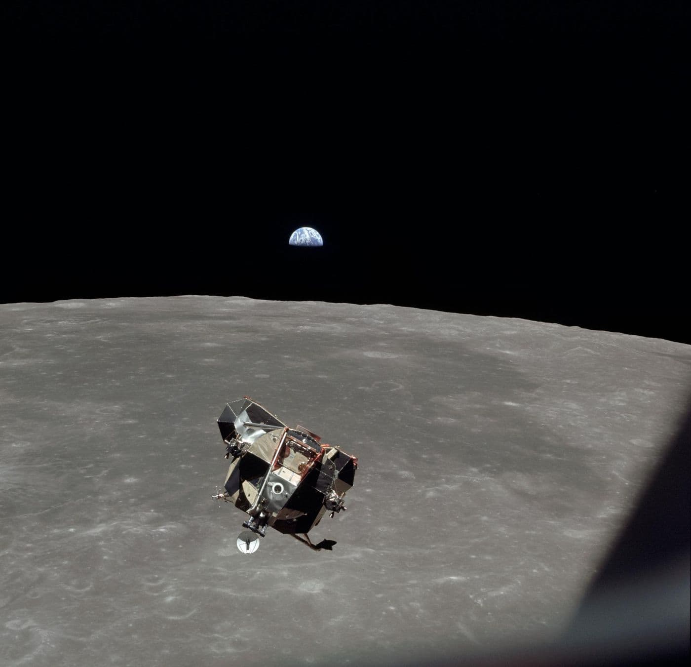 Vzletový stupeň Eagle stoupá nad Měsícem, Země v pozadí (NASA AS11-44-6642).