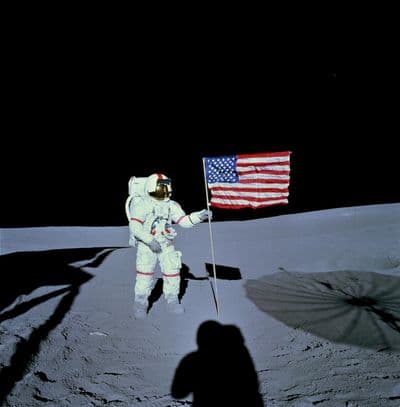Alan Shepard u americké vlajky na povrchu Měsíce, Apollo 14 (NASA).