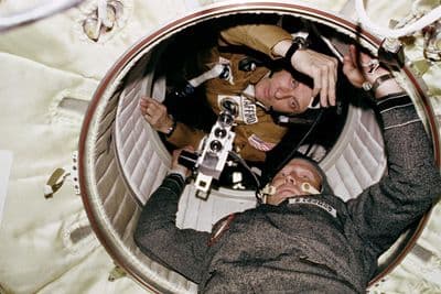 Astronaut Tom Stafford a kosmonaut Alexej Leonov v přechodovém tunelu mezi loděmi.