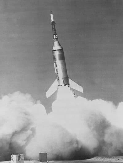 Zkušební start Little Joe — vývoj únikového systému (NASA).