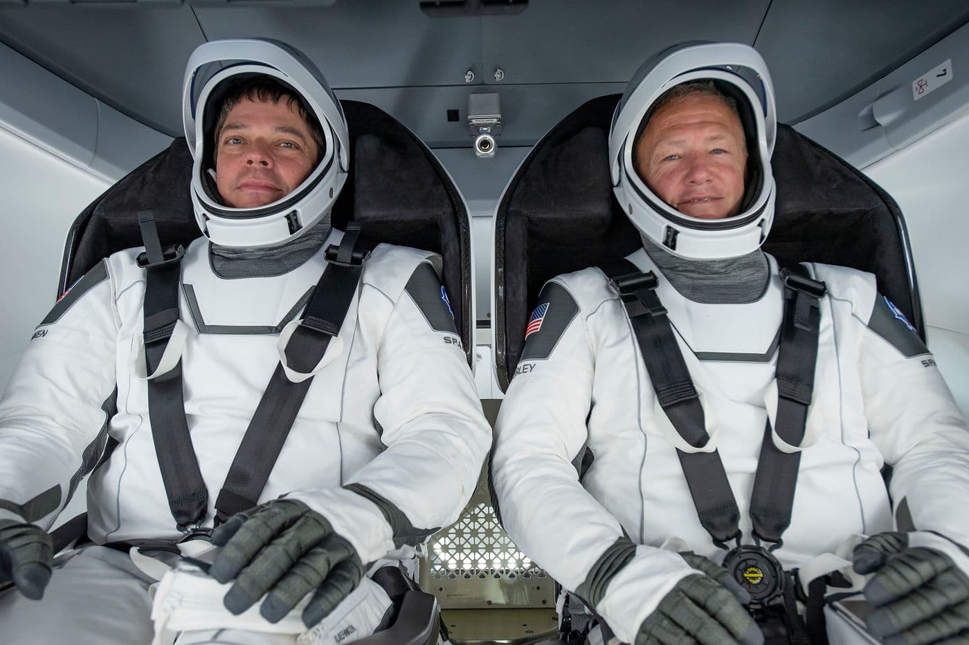 Astronauti Bob Behnken a Doug Hurley při přípravě na misi Crew Dragon Demo-2.