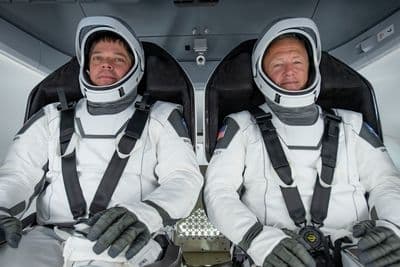 Astronauti Bob Behnken a Doug Hurley při přípravě na misi Crew Dragon Demo-2.