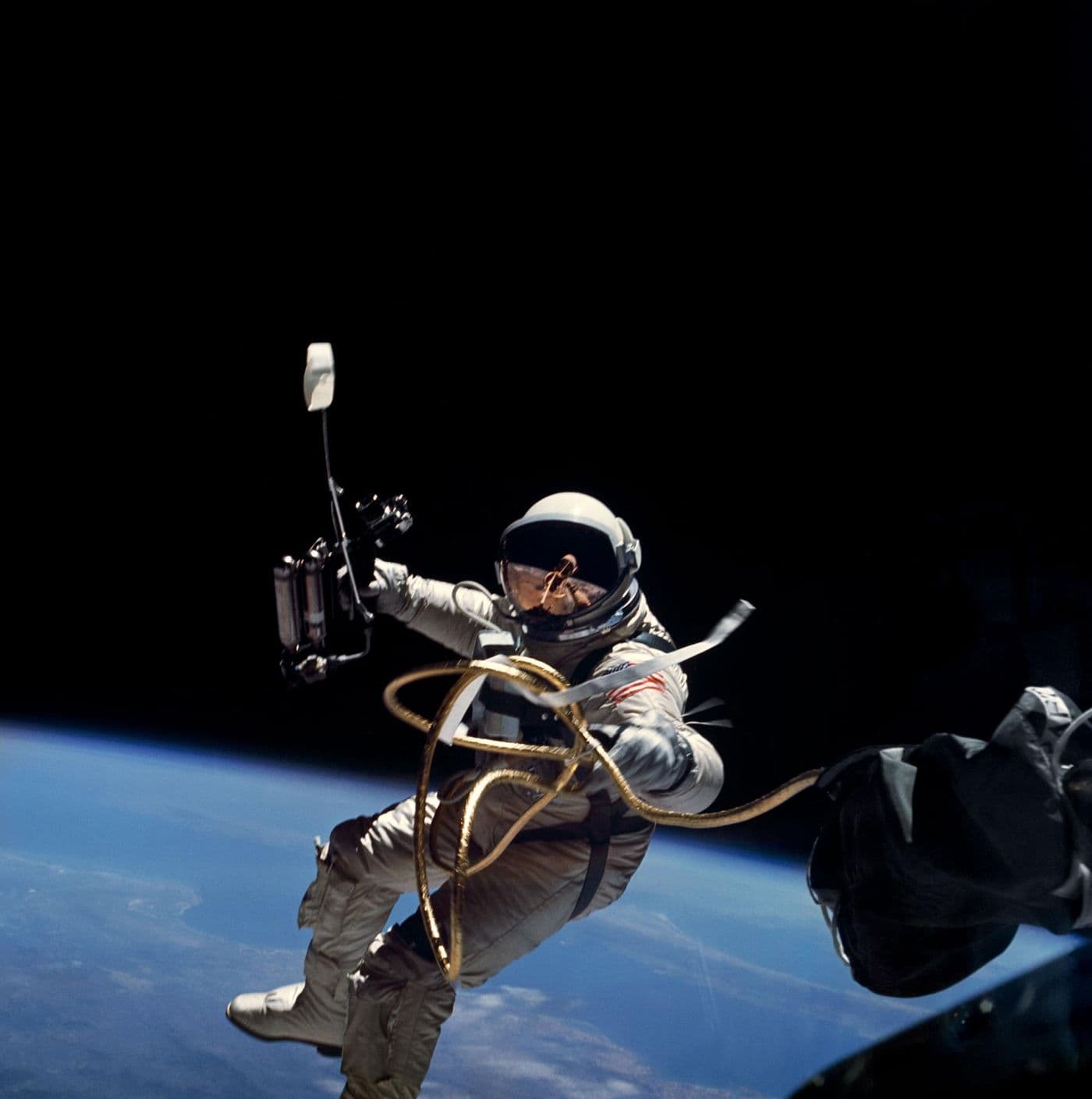 Ed White během první americké vycházky do volného prostoru, Gemini 4.