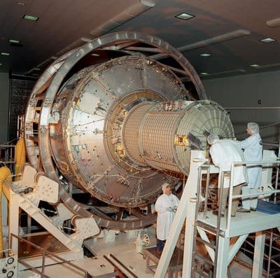 Vzduchová komora Quest během konstrukčních zkoušek ve výrobním závodě Marshall Space Flight Center.