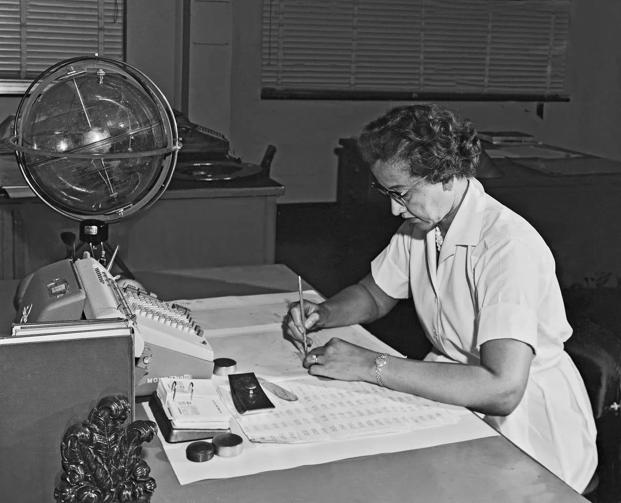 Katherine Johnson at work at Langley in 1962, using a desktop calculating machine. NASA, LRC-1962-B701_P-09381.